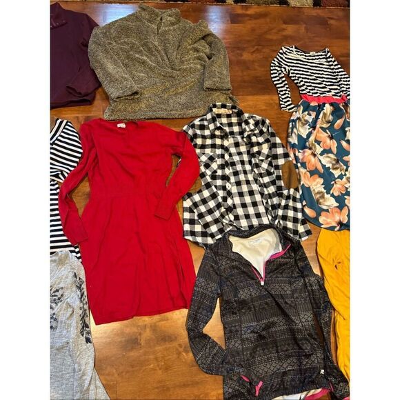 Woman’s size medium, cute clothing bundle - Picture 3 of 5